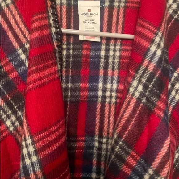 Woolrich ladies wrap combining the looks of a shovel and poncho - Picture 2 of 2